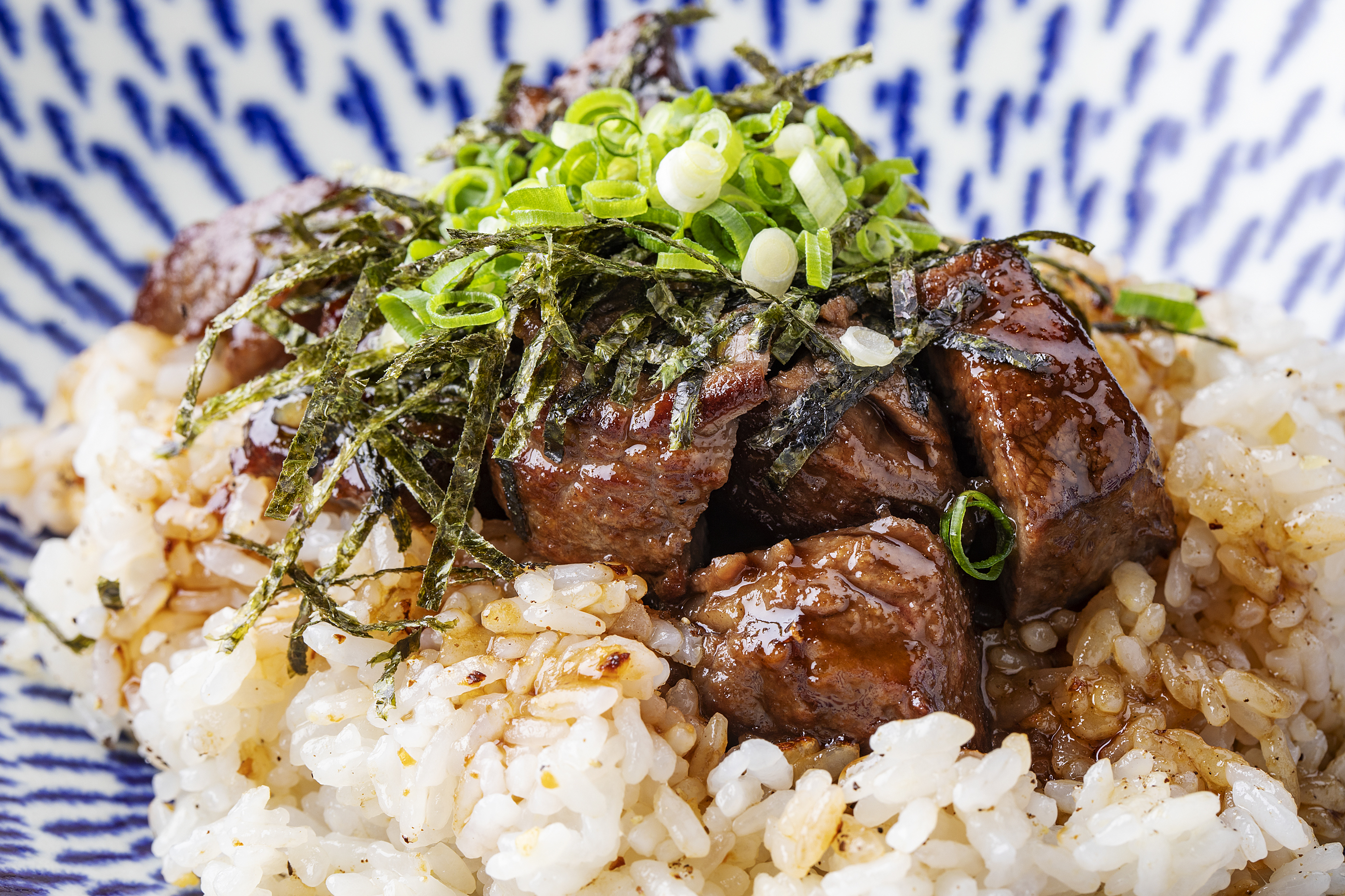 牛肉と海苔を盛り付けたGRILL末松のビーフライス