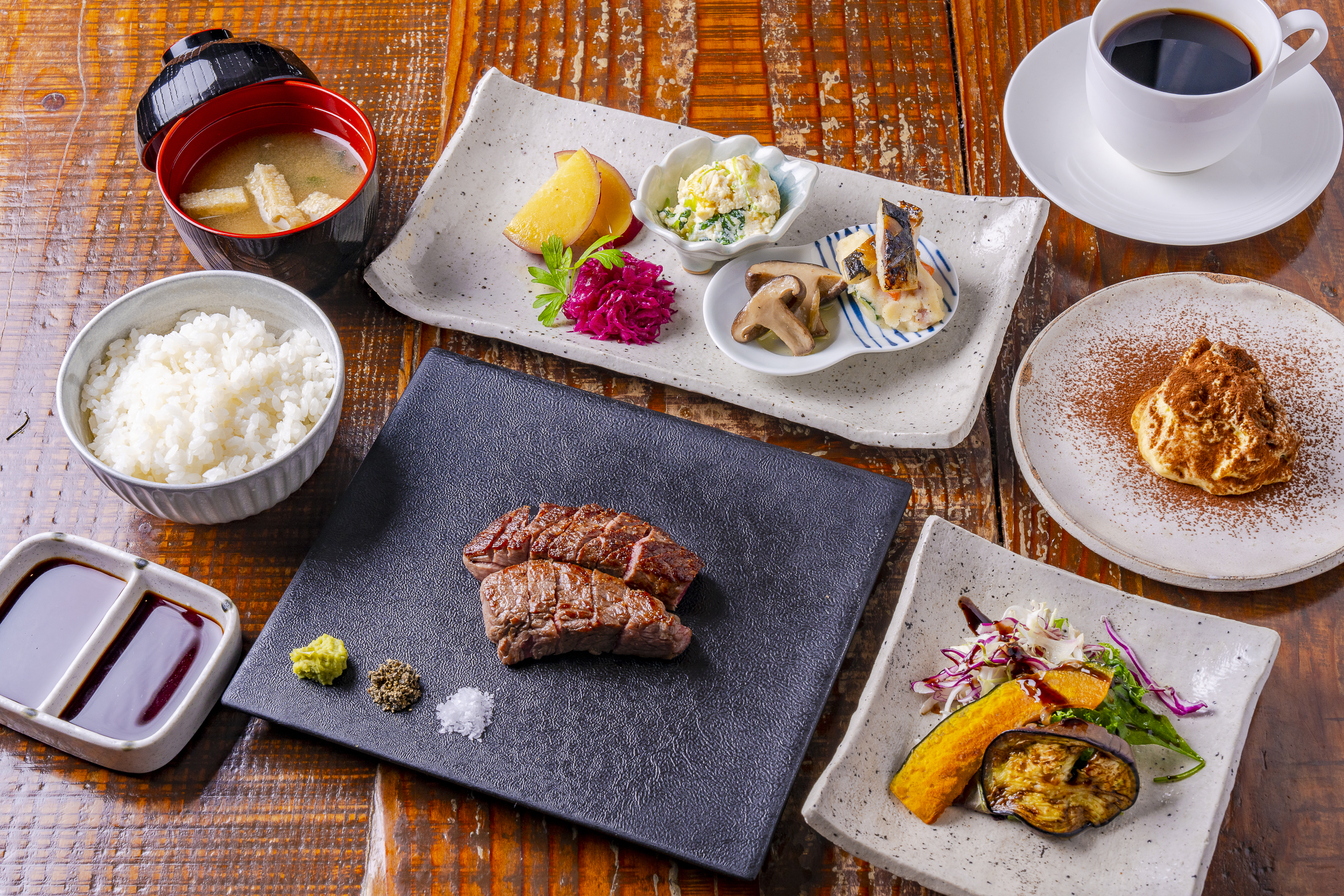 ステーキや前菜、デザートをそろえたGRILL末松のランチコース