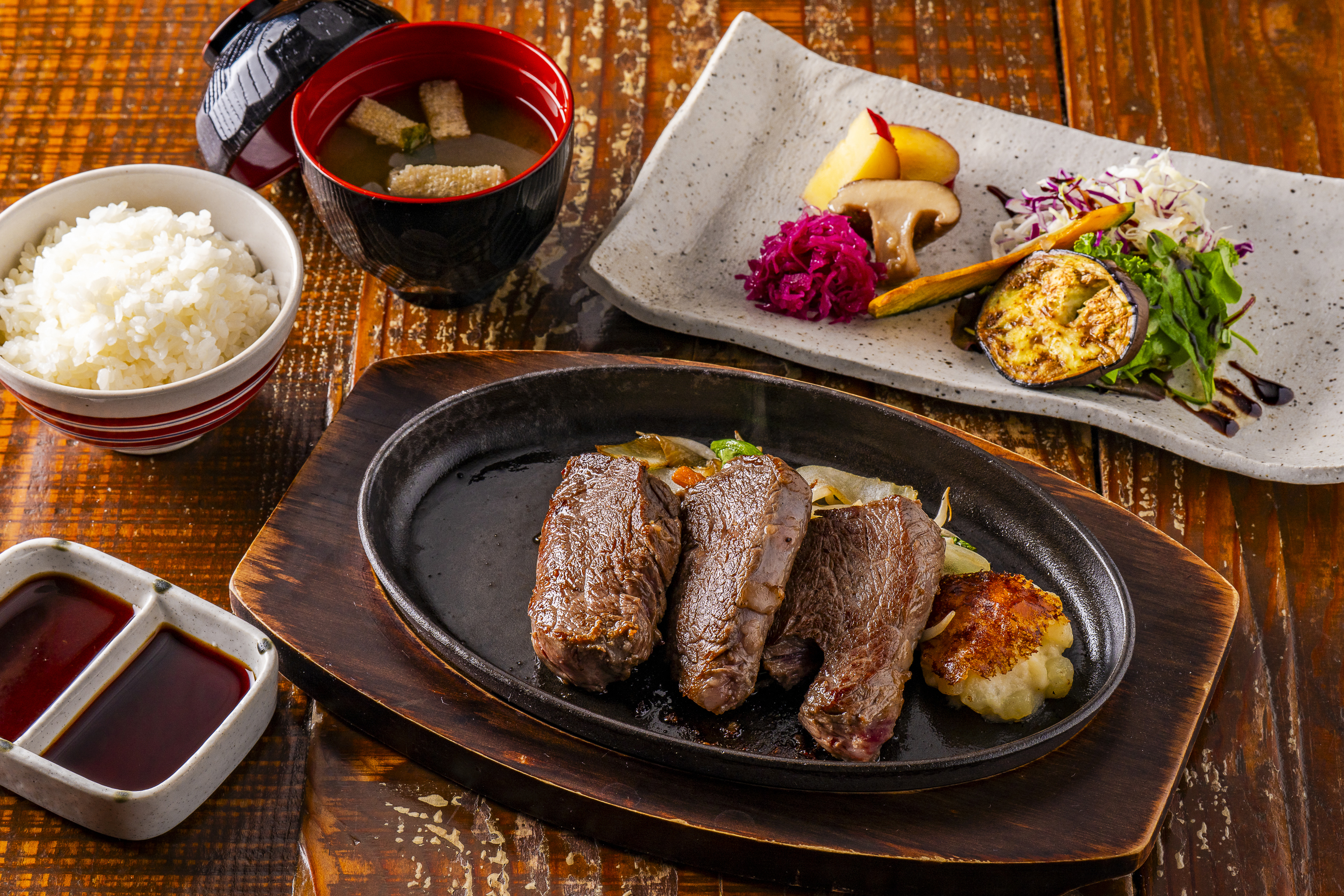 熊本県産あか牛ステーキとライス、前菜のランチセット