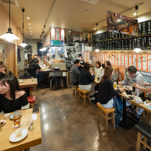 にぎわうパーラーヒバリの店内