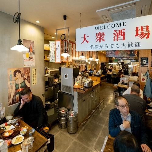 大衆酒場らしい活気のある店内